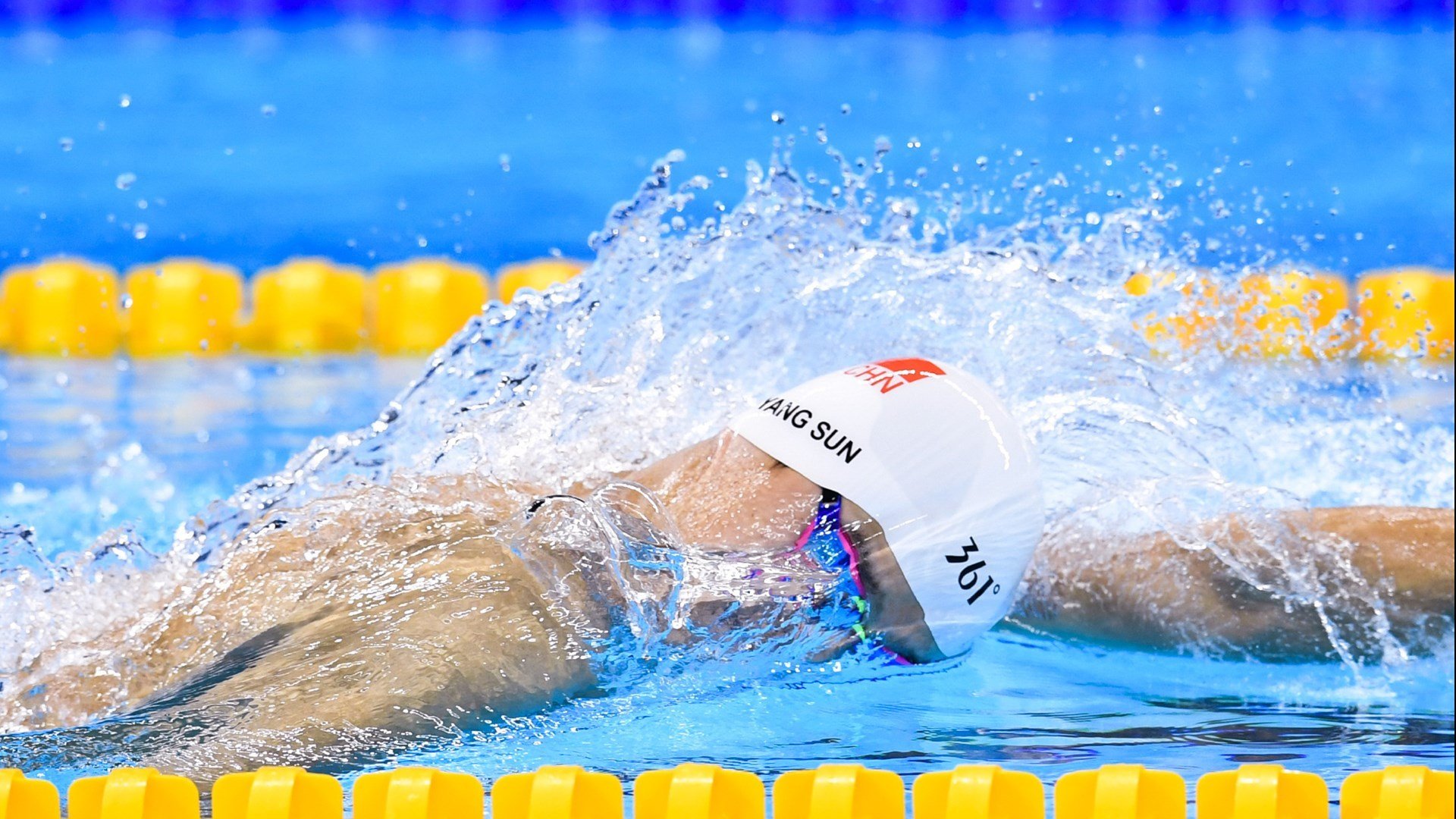 球员多次突破制造威胁带动全场气氛展现强大个人能力，持球队员突破后