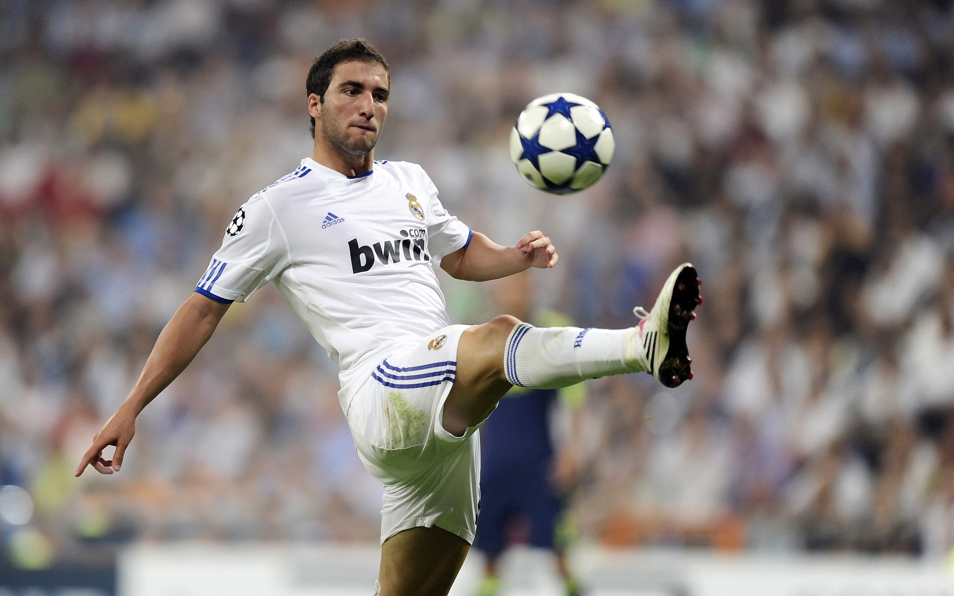 霍特·巴雷特：凭借赛场上的快速反应和出色视野，带动全黑队进攻